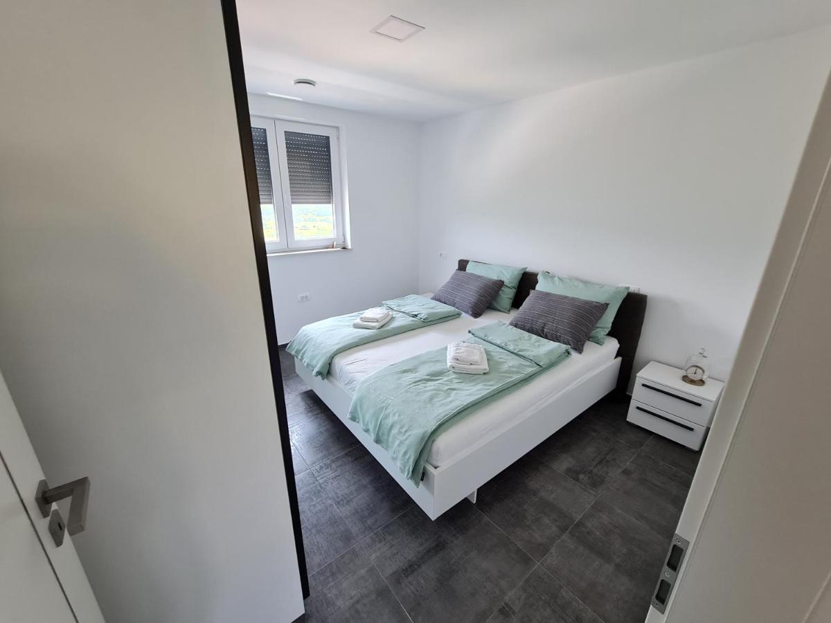 Villa Capris Apartments Koper Exterior photo